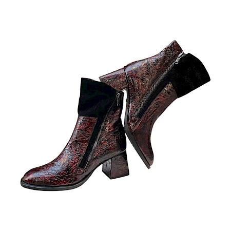 AGA 2399/3251/3379 Damen-Boot in Bordeaux-Rot und Schwarz mit glänzend strukturierter Optik, zwei Reißverschlüssen, komfortablem Vorderfuß und femininem Blockabsatz – polnisches Schuhdesign bei... AGA 2399/3251/3379 Damen-Boot in Bordeaux-Rot und Schwarz mit glänzend strukturierter Optik, zwei Reißverschlüssen, komfortablem Vorderfuß und femininem Blockabsatz – polnisches Schuhdesign bei...