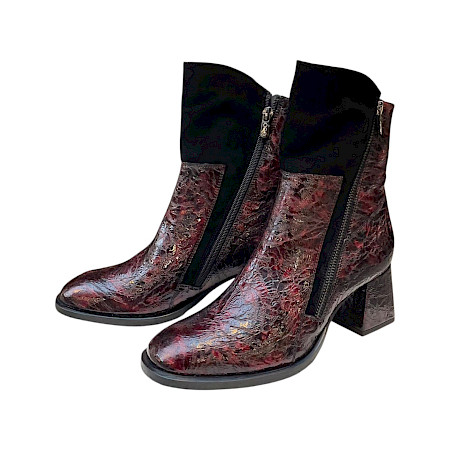 AGA 2399/3251/3379 Damen-Boot in Bordeaux-Rot und Schwarz mit glänzend strukturierter Optik, zwei Reißverschlüssen, komfortablem Vorderfuß und femininem Blockabsatz – polnisches Schuhdesign bei... AGA 2399/3251/3379 Damen-Boot in Bordeaux-Rot und Schwarz mit glänzend strukturierter Optik, zwei Reißverschlüssen, komfortablem Vorderfuß und femininem Blockabsatz – polnisches Schuhdesign bei...