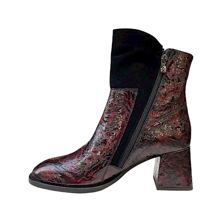 AGA 2399/3251/3379 Damen-Boot in Bordeaux-Rot und Schwarz mit glänzend strukturierter Optik, zwei Reißverschlüssen, komfortablem Vorderfuß und femininem Blockabsatz – polnisches Schuhdesign bei... AGA 2399/3251/3379 Damen-Boot in Bordeaux-Rot und Schwarz mit glänzend strukturierter Optik, zwei Reißverschlüssen, komfortablem Vorderfuß und femininem Blockabsatz – polnisches Schuhdesign bei...