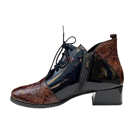 AGA 2334/3251/272 Damen-Boot in Braun und Schwarz aus Leder mit glänzenden Lackdetails, weichem Mikrofaserfutter, austauschbarer Einlegesohle, Schnürung, Innenreißverschluss und ca. 2,5 cm Absatz... AGA 2334/3251/272 Damen-Boot in Braun und Schwarz aus Leder mit glänzenden Lackdetails, weichem Mikrofaserfutter, austauschbarer Einlegesohle, Schnürung, Innenreißverschluss und ca. 2,5 cm Absatz...