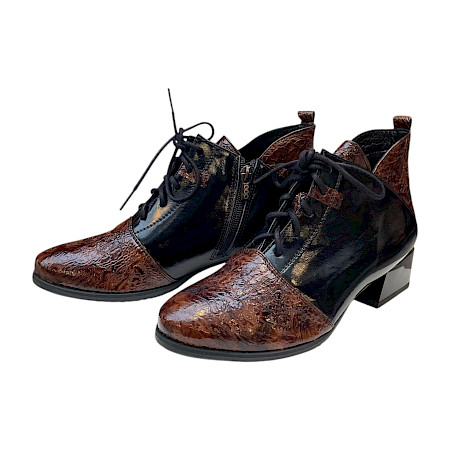 AGA 2334/3251/272 Damen-Boot in Braun und Schwarz aus Leder mit glänzenden Lackdetails, weichem Mikrofaserfutter, austauschbarer Einlegesohle, Schnürung, Innenreißverschluss und ca. 2,5 cm Absatz... AGA 2334/3251/272 Damen-Boot in Braun und Schwarz aus Leder mit glänzenden Lackdetails, weichem Mikrofaserfutter, austauschbarer Einlegesohle, Schnürung, Innenreißverschluss und ca. 2,5 cm Absatz...