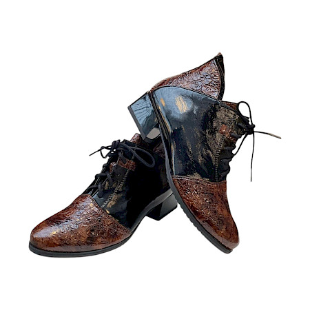 AGA 2334/3251/272 Damen-Boot in Braun und Schwarz aus Leder mit glänzenden Lackdetails, weichem Mikrofaserfutter, austauschbarer Einlegesohle, Schnürung, Innenreißverschluss und ca. 2,5 cm Absatz... AGA 2334/3251/272 Damen-Boot in Braun und Schwarz aus Leder mit glänzenden Lackdetails, weichem Mikrofaserfutter, austauschbarer Einlegesohle, Schnürung, Innenreißverschluss und ca. 2,5 cm Absatz...