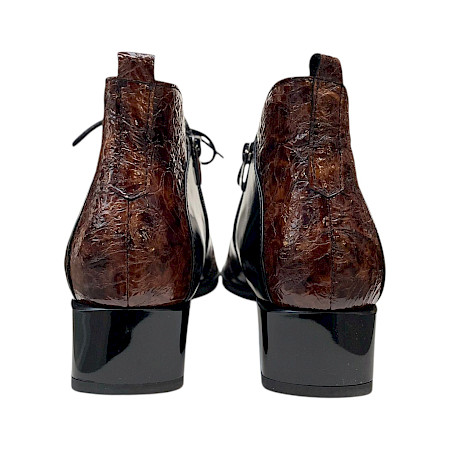 AGA 2334/3251/272 Damen-Boot in Braun und Schwarz aus Leder mit glänzenden Lackdetails, weichem Mikrofaserfutter, austauschbarer Einlegesohle, Schnürung, Innenreißverschluss und ca. 2,5 cm Absatz... AGA 2334/3251/272 Damen-Boot in Braun und Schwarz aus Leder mit glänzenden Lackdetails, weichem Mikrofaserfutter, austauschbarer Einlegesohle, Schnürung, Innenreißverschluss und ca. 2,5 cm Absatz...
