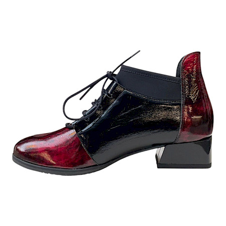 AGA 8559/3098/272 Damen-Stiefelette in Schwarz-Rot mit glänzender Lackoptik, flexiblem Stretch-Einsatz und feiner Schnürung – eleganter femininer Schuh aus polnischer Fertigung bei kassedy.de. AGA 8559/3098/272 Damen-Stiefelette in Schwarz-Rot mit glänzender Lackoptik, flexiblem Stretch-Einsatz und feiner Schnürung – eleganter femininer Schuh aus polnischer Fertigung bei kassedy.de.