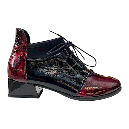 AGA 8559/3098/272 Damen-Stiefelette in Schwarz-Rot mit glänzender Lackoptik, flexiblem Stretch-Einsatz und feiner Schnürung – eleganter femininer Schuh aus polnischer Fertigung bei kassedy.de. AGA 8559/3098/272 Damen-Stiefelette in Schwarz-Rot mit glänzender Lackoptik, flexiblem Stretch-Einsatz und feiner Schnürung – eleganter femininer Schuh aus polnischer Fertigung bei kassedy.de.