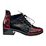 AGA 8559/3098/272 Damen-Stiefelette in Schwarz-Rot mit glänzender Lackoptik, flexiblem Stretch-Einsatz und feiner Schnürung – eleganter femininer Schuh aus polnischer Fertigung bei kassedy.de.