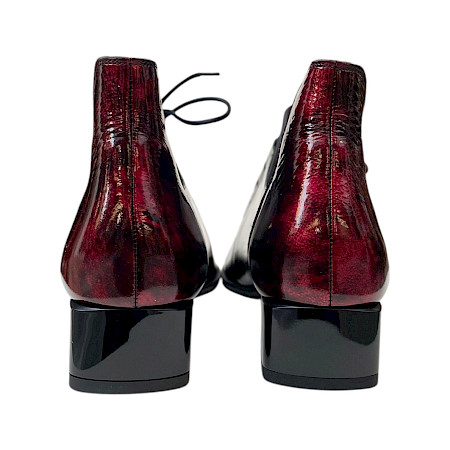 AGA 8559/3098/272 Damen-Stiefelette in Schwarz-Rot mit glänzender Lackoptik, flexiblem Stretch-Einsatz und feiner Schnürung – eleganter femininer Schuh aus polnischer Fertigung bei kassedy.de. AGA 8559/3098/272 Damen-Stiefelette in Schwarz-Rot mit glänzender Lackoptik, flexiblem Stretch-Einsatz und feiner Schnürung – eleganter femininer Schuh aus polnischer Fertigung bei kassedy.de.