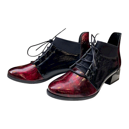 AGA 8559/3098/272 Damen-Stiefelette in Schwarz-Rot mit glänzender Lackoptik, flexiblem Stretch-Einsatz und feiner Schnürung – eleganter femininer Schuh aus polnischer Fertigung bei kassedy.de. AGA 8559/3098/272 Damen-Stiefelette in Schwarz-Rot mit glänzender Lackoptik, flexiblem Stretch-Einsatz und feiner Schnürung – eleganter femininer Schuh aus polnischer Fertigung bei kassedy.de.
