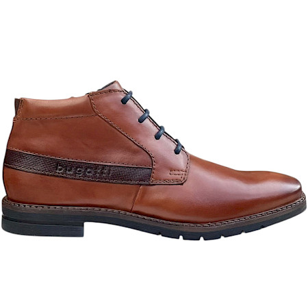 TT.BAGATT A9G Herren-Boot in Cognac mit Schnürung, seitlichem Reißverschluss, dunklen Kontrastdetails und profilierter Laufsohle – klassischer cognacfarbener Herren-Boot bei kassedy.de. TT.BAGATT A9G Herren-Boot in Cognac mit Schnürung, seitlichem Reißverschluss, dunklen Kontrastdetails und profilierter Laufsohle – klassischer cognacfarbener Herren-Boot bei kassedy.de.