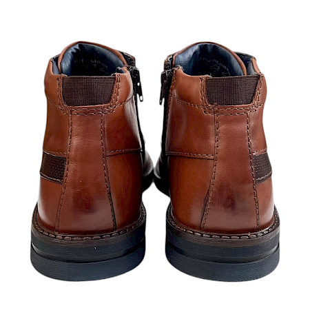 TT.BAGATT A9G Herren-Boot in Cognac mit Schnürung, seitlichem Reißverschluss, dunklen Kontrastdetails und profilierter Laufsohle – klassischer cognacfarbener Herren-Boot bei kassedy.de. TT.BAGATT A9G Herren-Boot in Cognac mit Schnürung, seitlichem Reißverschluss, dunklen Kontrastdetails und profilierter Laufsohle – klassischer cognacfarbener Herren-Boot bei kassedy.de.
