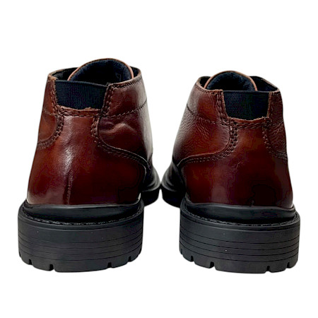 TT.BAGATT AYK Herren-Boot in Cognac aus Leder mit schwarzer Schnürung, klassisch abgerundeter Vorderpartie und dunkler profilierter Laufsohle – cognacfarbener Herren-Lederboot bei kassedy.de. TT.BAGATT AYK Herren-Boot in Cognac aus Leder mit schwarzer Schnürung, klassisch abgerundeter Vorderpartie und dunkler profilierter Laufsohle – cognacfarbener Herren-Lederboot bei kassedy.de.