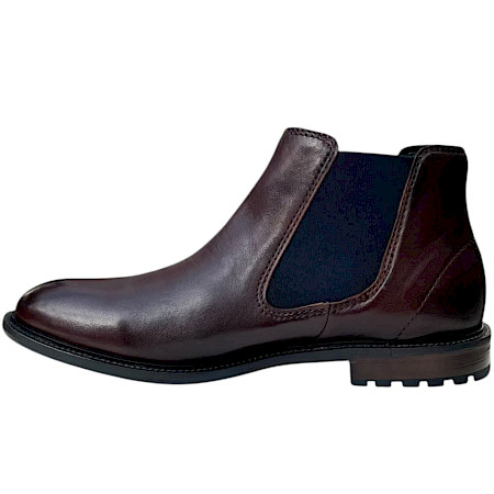 TT.BAGATT AOA Chelsea Boot in Mid-Brown aus braunem Echtleder mit dunkelblauen Elastikeinsätzen, Zuglasche und flachem Absatz – klassischer brauner Leder-Chelsea-Boot bei kassedy.de. TT.BAGATT AOA Chelsea Boot in Mid-Brown aus braunem Echtleder mit dunkelblauen Elastikeinsätzen, Zuglasche und flachem Absatz – klassischer brauner Leder-Chelsea-Boot bei kassedy.de.