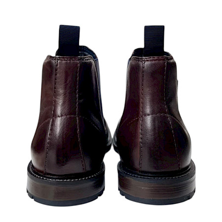 TT.BAGATT AOA Chelsea Boot in Mid-Brown aus braunem Echtleder mit dunkelblauen Elastikeinsätzen, Zuglasche und flachem Absatz – klassischer brauner Leder-Chelsea-Boot bei kassedy.de. TT.BAGATT AOA Chelsea Boot in Mid-Brown aus braunem Echtleder mit dunkelblauen Elastikeinsätzen, Zuglasche und flachem Absatz – klassischer brauner Leder-Chelsea-Boot bei kassedy.de.