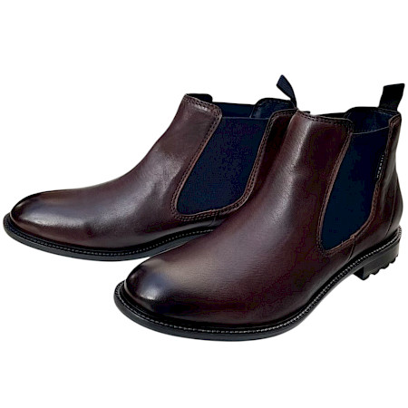 TT.BAGATT AOA Chelsea Boot in Mid-Brown aus braunem Echtleder mit dunkelblauen Elastikeinsätzen, Zuglasche und flachem Absatz – klassischer brauner Leder-Chelsea-Boot bei kassedy.de. TT.BAGATT AOA Chelsea Boot in Mid-Brown aus braunem Echtleder mit dunkelblauen Elastikeinsätzen, Zuglasche und flachem Absatz – klassischer brauner Leder-Chelsea-Boot bei kassedy.de.