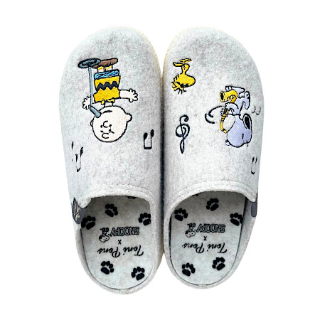 Tony Pons Snoopy Hausschuhe in Milk mit Snoopy-, Woodstock- und Peanuts-Motiven. Kuschelweiche helle Pantoffeln mit herausnehmbarer Innensohle und bequemer Passform – gemütliche Snoopy Hausschuhe... Tony Pons Snoopy Hausschuhe in Milk mit Snoopy-, Woodstock- und Peanuts-Motiven. Kuschelweiche helle Pantoffeln mit herausnehmbarer Innensohle und bequemer Passform – gemütliche Snoopy Hausschuhe...