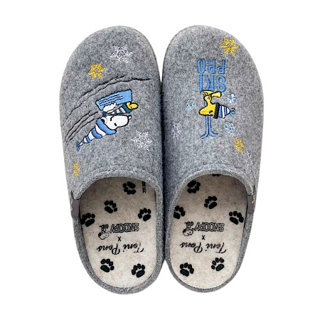 Tony Pons Snoopy Hausschuhe in Gris Grau mit Snoopy- und Woodstock-Motiven. Kuschelweiche graue Pantoffeln mit herausnehmbarer Einlegesohle und normaler Passform – gemütliche Peanuts Hausschuhe... Tony Pons Snoopy Hausschuhe in Gris Grau mit Snoopy- und Woodstock-Motiven. Kuschelweiche graue Pantoffeln mit herausnehmbarer Einlegesohle und normaler Passform – gemütliche Peanuts Hausschuhe...