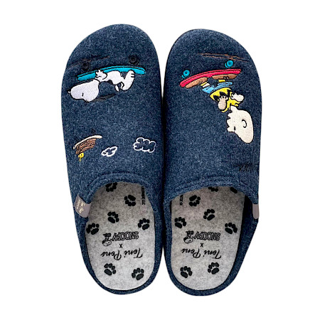 Tony Pons Charlie-Mari Herren-Hausschuhe in Dunkelblau mit Charlie-Brown- und Snoopy-Motiven. Kuschelweiche Herren-Pantoffeln mit herausnehmbarer Einlegesohle und normaler Passform – bequeme... Tony Pons Charlie-Mari Herren-Hausschuhe in Dunkelblau mit Charlie-Brown- und Snoopy-Motiven. Kuschelweiche Herren-Pantoffeln mit herausnehmbarer Einlegesohle und normaler Passform – bequeme...