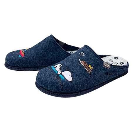 Tony Pons Charlie-Mari Herren-Hausschuhe in Dunkelblau mit Charlie-Brown- und Snoopy-Motiven. Kuschelweiche Herren-Pantoffeln mit herausnehmbarer Einlegesohle und normaler Passform – bequeme... Tony Pons Charlie-Mari Herren-Hausschuhe in Dunkelblau mit Charlie-Brown- und Snoopy-Motiven. Kuschelweiche Herren-Pantoffeln mit herausnehmbarer Einlegesohle und normaler Passform – bequeme...