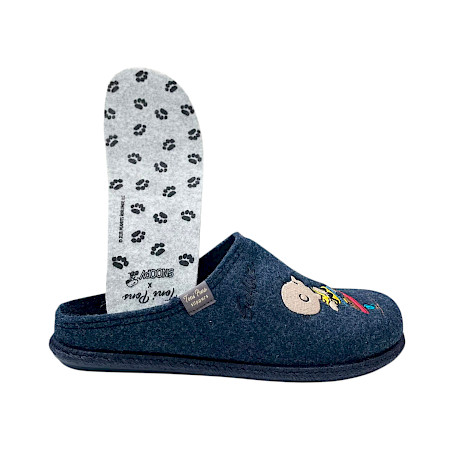 Tony Pons Charlie-Mari Herren-Hausschuhe in Dunkelblau mit Charlie-Brown- und Snoopy-Motiven. Kuschelweiche Herren-Pantoffeln mit herausnehmbarer Einlegesohle und normaler Passform – bequeme... Tony Pons Charlie-Mari Herren-Hausschuhe in Dunkelblau mit Charlie-Brown- und Snoopy-Motiven. Kuschelweiche Herren-Pantoffeln mit herausnehmbarer Einlegesohle und normaler Passform – bequeme...