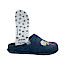 Tony Pons Charlie-Mari Herren-Hausschuhe in Dunkelblau mit Charlie-Brown- und Snoopy-Motiven. Kuschelweiche Herren-Pantoffeln mit herausnehmbarer Einlegesohle und normaler Passform – bequeme Peanuts Hausschuhe für Herren bei Kassedy.de.