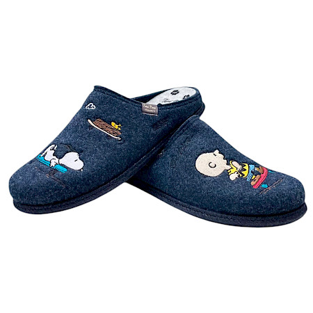 Tony Pons Charlie-Mari Herren-Hausschuhe in Dunkelblau mit Charlie-Brown- und Snoopy-Motiven. Kuschelweiche Herren-Pantoffeln mit herausnehmbarer Einlegesohle und normaler Passform – bequeme... Tony Pons Charlie-Mari Herren-Hausschuhe in Dunkelblau mit Charlie-Brown- und Snoopy-Motiven. Kuschelweiche Herren-Pantoffeln mit herausnehmbarer Einlegesohle und normaler Passform – bequeme...