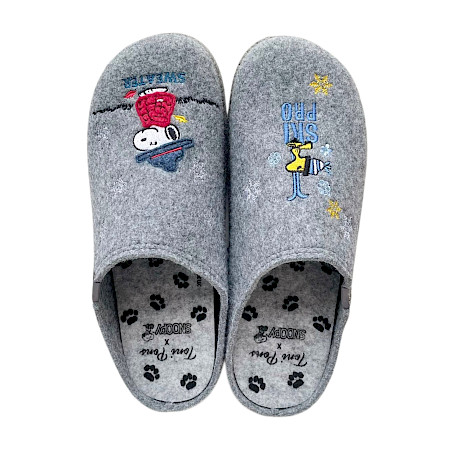 Tony Pons Charlie-Cendra Herren-Hausschuhe in Hellgrau mit Snoopy- und Woodstock-Stickereien und winterlichen Details. Kuschelweiche Peanuts Herren-Pantoffeln mit herausnehmbarer Einlegesohle und... Tony Pons Charlie-Cendra Herren-Hausschuhe in Hellgrau mit Snoopy- und Woodstock-Stickereien und winterlichen Details. Kuschelweiche Peanuts Herren-Pantoffeln mit herausnehmbarer Einlegesohle und...