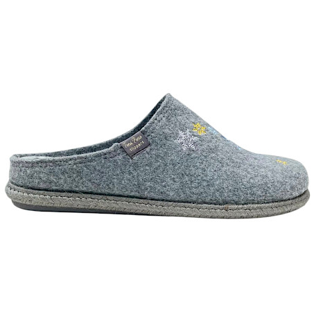 Tony Pons Charlie-Cendra Herren-Hausschuhe in Hellgrau mit Snoopy- und Woodstock-Stickereien und winterlichen Details. Kuschelweiche Peanuts Herren-Pantoffeln mit herausnehmbarer Einlegesohle und... Tony Pons Charlie-Cendra Herren-Hausschuhe in Hellgrau mit Snoopy- und Woodstock-Stickereien und winterlichen Details. Kuschelweiche Peanuts Herren-Pantoffeln mit herausnehmbarer Einlegesohle und...