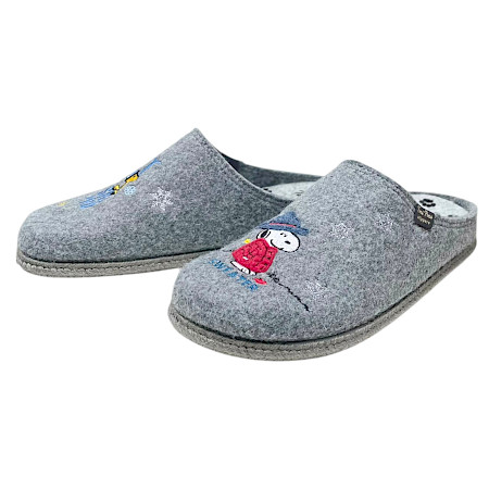 Tony Pons Charlie-Cendra Herren-Hausschuhe in Hellgrau mit Snoopy- und Woodstock-Stickereien und winterlichen Details. Kuschelweiche Peanuts Herren-Pantoffeln mit herausnehmbarer Einlegesohle und... Tony Pons Charlie-Cendra Herren-Hausschuhe in Hellgrau mit Snoopy- und Woodstock-Stickereien und winterlichen Details. Kuschelweiche Peanuts Herren-Pantoffeln mit herausnehmbarer Einlegesohle und...