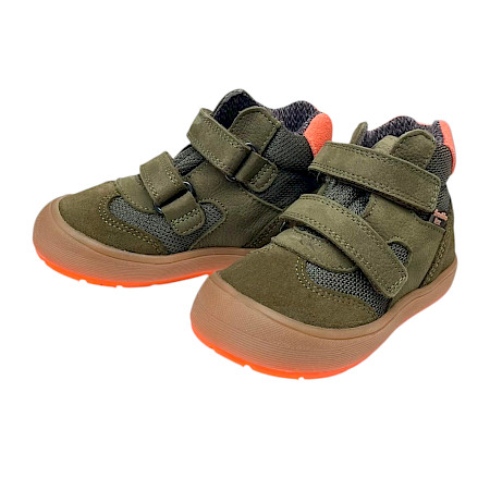 Froddo G2110152-1 OLLIE LUMI TEX Kinder-Übergangsschuh in Olive mit zwei Klettverschlüssen, FroddoTEX-Membran, herausnehmbarer Einlegesohle und flexibler orangefarbener Laufsohle. Froddo G2110152-1 OLLIE LUMI TEX Kinder-Übergangsschuh in Olive mit zwei Klettverschlüssen, FroddoTEX-Membran, herausnehmbarer Einlegesohle und flexibler orangefarbener Laufsohle.