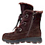 ?❄️ Artiker 59C1148 Leder-Boots – kuschelig warm & wunderschön in Braun Der Artiker 59C1148 ist genau so ein Winterboot, bei dem man schon beim Anschauen warme Füße bekommt. ?? Das satte Dunkelbraun, das weiche Veloursleder und das sichtbar flauschige Futter ergeben zusammen einen wunderbar gemütlichen Look – und trotzdem wirkt der Boot modern und nicht schwerfällig. Besonders hübsch ist die Schnürung mit breiten Bändern und den großen runden Ösen. Sie macht aus dem funktionalen Winterboot einen echten Hingucker. Praktisch im Alltag: Zusätzlich zur Schnürung gibt es einen seitlichen Reißverschluss, sodass man nicht jedes Mal komplett neu schnüren muss. ?✨ ❄️ Echtes Leder, warmes Futter & kräftige Sohle Beim Material bestätigt sich der hochwertige Eindruck: Für den 59C1148 Brown werden Naturleder und Veloursleder als Obermaterial angegeben. Innen ist der Boot warm mit Fell gefüttert und besitzt ebenfalls eine weiche, warme Einlegesohle. Auch die Sohle passt perfekt zur kalten Jahreszeit. Sie ist kräftig gearbeitet und deutlich profiliert. Laut Händler liegt die Sohlendicke bei etwa 3 cm, die Gesamthöhe des Schuhs bei ungefähr 23 cm und die Absatzhöhe bei rund 4 cm. Angeboten wird das Modell in den Größen 36 bis 41. Was ich besonders schön finde: Trotz des warmen Winter-Looks bleibt alles Ton in Ton. Braun, Dunkelbraun und die dezenten dunkleren Sohlenpartien harmonieren wunderbar miteinander. Das macht ihn perfekt zu Jeans, Leggings, Strickkleid oder einer gemütlichen Winterjacke. ?❄️? Details auf einen Blick: Artiker 59C1148 · Braun ? · Damen-Lederboot · Naturleder und Veloursleder · warm gefüttert · weiche Einlegesohle · Schnürung mit dekorativen Bändern · zusätzlicher Reißverschluss · kräftige profilierte Sohle · Sohle ca. 3 cm · Absatz ca. 4 cm · Gesamthöhe ca. 23 cm · Größen 36–41. ? Den Artiker 59C1148 bekommt ihr bei uns auf kassedy.de und natürlich direkt bei uns in Oldenburg. ??❄️ Ein richtig schöner Begleiter für alle, die im Winter Wärme, Leder und einen besonderen Look miteinander verbinden möchten.