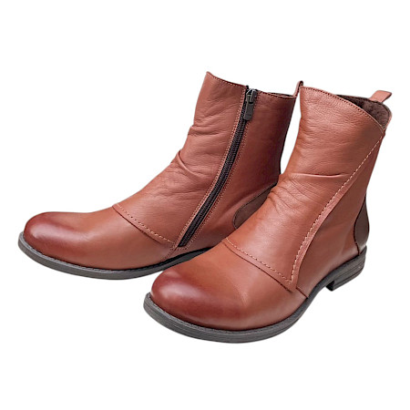 Artiker 59C2604 Damen-Boots in Camel aus echtem, weichem Leder mit gerafftem Schaft, seitlichem Reißverschluss, niedrigem Blockabsatz und komfortabler Weite G – cognacfarbene Leder-Boots bei... Artiker 59C2604 Damen-Boots in Camel aus echtem, weichem Leder mit gerafftem Schaft, seitlichem Reißverschluss, niedrigem Blockabsatz und komfortabler Weite G – cognacfarbene Leder-Boots bei...