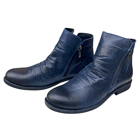 Artiker 59C2613 Damen-Boots in Dunkelblau aus weichem Leder mit geraffter Optik, seitlichen Reißverschlüssen, flacher Sohle und rundlicher Vorderpartie – bequeme blaue Leder-Boots bei kassedy.de,... Artiker 59C2613 Damen-Boots in Dunkelblau aus weichem Leder mit geraffter Optik, seitlichen Reißverschlüssen, flacher Sohle und rundlicher Vorderpartie – bequeme blaue Leder-Boots bei kassedy.de,...