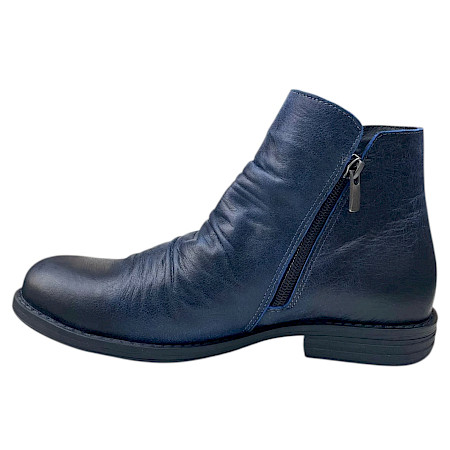 Artiker 59C2613 Damen-Boots in Dunkelblau aus weichem Leder mit geraffter Optik, seitlichen Reißverschlüssen, flacher Sohle und rundlicher Vorderpartie – bequeme blaue Leder-Boots bei kassedy.de,... Artiker 59C2613 Damen-Boots in Dunkelblau aus weichem Leder mit geraffter Optik, seitlichen Reißverschlüssen, flacher Sohle und rundlicher Vorderpartie – bequeme blaue Leder-Boots bei kassedy.de,...