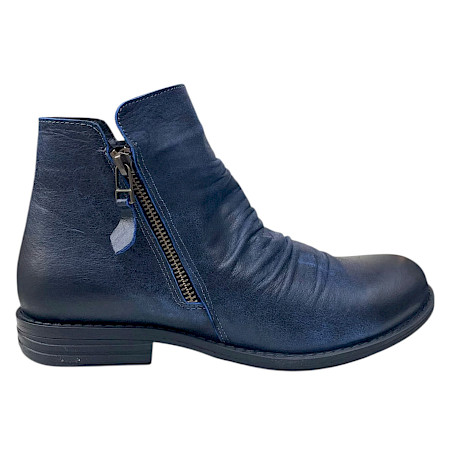 Artiker 59C2613 Damen-Boots in Dunkelblau aus weichem Leder mit geraffter Optik, seitlichen Reißverschlüssen, flacher Sohle und rundlicher Vorderpartie – bequeme blaue Leder-Boots bei kassedy.de,... Artiker 59C2613 Damen-Boots in Dunkelblau aus weichem Leder mit geraffter Optik, seitlichen Reißverschlüssen, flacher Sohle und rundlicher Vorderpartie – bequeme blaue Leder-Boots bei kassedy.de,...