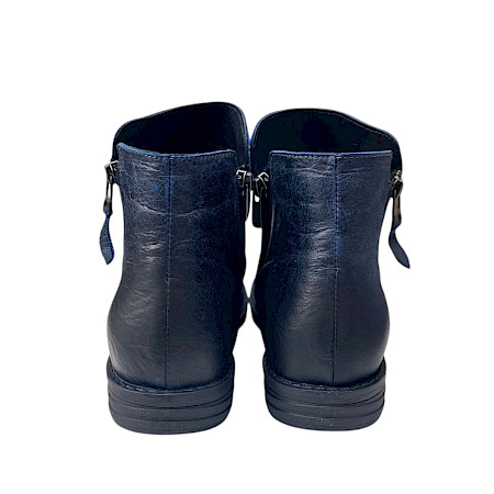 Artiker 59C2613 Damen-Boots in Dunkelblau aus weichem Leder mit geraffter Optik, seitlichen Reißverschlüssen, flacher Sohle und rundlicher Vorderpartie – bequeme blaue Leder-Boots bei kassedy.de,... Artiker 59C2613 Damen-Boots in Dunkelblau aus weichem Leder mit geraffter Optik, seitlichen Reißverschlüssen, flacher Sohle und rundlicher Vorderpartie – bequeme blaue Leder-Boots bei kassedy.de,...