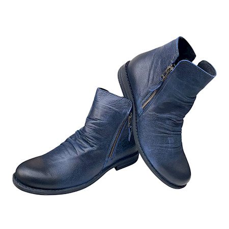 Artiker 59C2613 Damen-Boots in Dunkelblau aus weichem Leder mit geraffter Optik, seitlichen Reißverschlüssen, flacher Sohle und rundlicher Vorderpartie – bequeme blaue Leder-Boots bei kassedy.de,... Artiker 59C2613 Damen-Boots in Dunkelblau aus weichem Leder mit geraffter Optik, seitlichen Reißverschlüssen, flacher Sohle und rundlicher Vorderpartie – bequeme blaue Leder-Boots bei kassedy.de,...