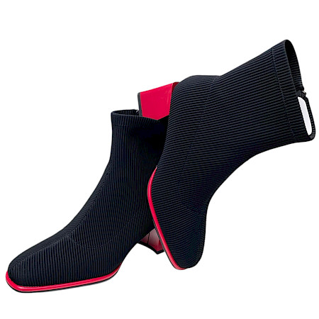 Artiker 59C0301 Damen-Stiefelette in Schwarz mit elastischem geripptem Textilschaft, rotem 6-cm-Blockabsatz, rotem Sohlenrand und rückseitigem Reißverschluss – außergewöhnliche schwarz-rote... Artiker 59C0301 Damen-Stiefelette in Schwarz mit elastischem geripptem Textilschaft, rotem 6-cm-Blockabsatz, rotem Sohlenrand und rückseitigem Reißverschluss – außergewöhnliche schwarz-rote...