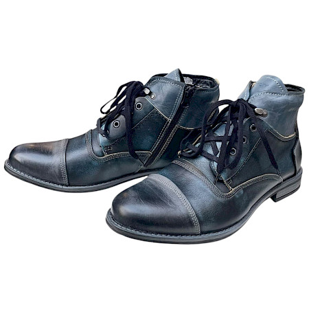 Krisbut 6922 Herren-Boot in Schwarz/Blau mit markanter Lederoptik, schwarzer Schnürung, seitlichem Reißverschluss, herausnehmbarer und austauschbarer Einlegesohle sowie flacher Laufsohle –... Krisbut 6922 Herren-Boot in Schwarz/Blau mit markanter Lederoptik, schwarzer Schnürung, seitlichem Reißverschluss, herausnehmbarer und austauschbarer Einlegesohle sowie flacher Laufsohle –...