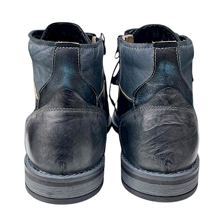 Krisbut 6922 Herren-Boot in Schwarz/Blau mit markanter Lederoptik, schwarzer Schnürung, seitlichem Reißverschluss, herausnehmbarer und austauschbarer Einlegesohle sowie flacher Laufsohle –... Krisbut 6922 Herren-Boot in Schwarz/Blau mit markanter Lederoptik, schwarzer Schnürung, seitlichem Reißverschluss, herausnehmbarer und austauschbarer Einlegesohle sowie flacher Laufsohle –...