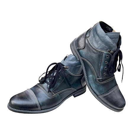 Krisbut 6922 Herren-Boot in Schwarz/Blau mit markanter Lederoptik, schwarzer Schnürung, seitlichem Reißverschluss, herausnehmbarer und austauschbarer Einlegesohle sowie flacher Laufsohle –... Krisbut 6922 Herren-Boot in Schwarz/Blau mit markanter Lederoptik, schwarzer Schnürung, seitlichem Reißverschluss, herausnehmbarer und austauschbarer Einlegesohle sowie flacher Laufsohle –...