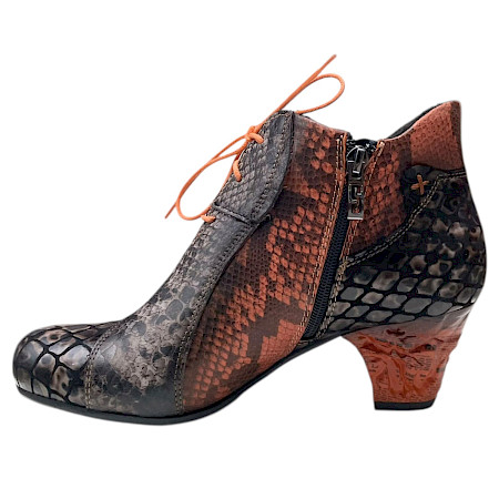 Simen 3123A Damen-Stiefelette in Grau-Braun-Orange mit auffälliger Struktur, orangefarbener Schnürung, Reißverschluss, austauschbarer Einlegesohle und bequemem ca. 3,5 cm Absatz – bei kassedy.de. Simen 3123A Damen-Stiefelette in Grau-Braun-Orange mit auffälliger Struktur, orangefarbener Schnürung, Reißverschluss, austauschbarer Einlegesohle und bequemem ca. 3,5 cm Absatz – bei kassedy.de.