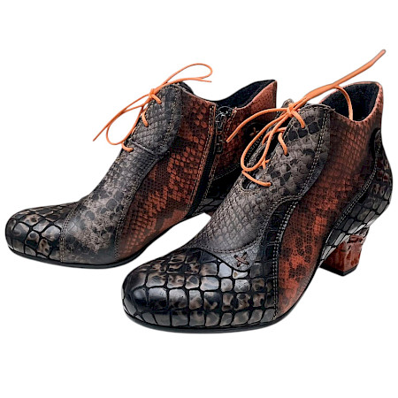 Simen 3123A Damen-Stiefelette in Grau-Braun-Orange mit auffälliger Struktur, orangefarbener Schnürung, Reißverschluss, austauschbarer Einlegesohle und bequemem ca. 3,5 cm Absatz – bei kassedy.de. Simen 3123A Damen-Stiefelette in Grau-Braun-Orange mit auffälliger Struktur, orangefarbener Schnürung, Reißverschluss, austauschbarer Einlegesohle und bequemem ca. 3,5 cm Absatz – bei kassedy.de.