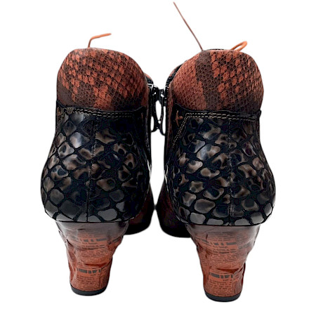 Simen 3123A Damen-Stiefelette in Grau-Braun-Orange mit auffälliger Struktur, orangefarbener Schnürung, Reißverschluss, austauschbarer Einlegesohle und bequemem ca. 3,5 cm Absatz – bei kassedy.de. Simen 3123A Damen-Stiefelette in Grau-Braun-Orange mit auffälliger Struktur, orangefarbener Schnürung, Reißverschluss, austauschbarer Einlegesohle und bequemem ca. 3,5 cm Absatz – bei kassedy.de.