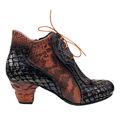 Simen 3123A Damen-Stiefelette in Grau-Braun-Orange mit auffälliger Struktur, orangefarbener Schnürung, Reißverschluss, austauschbarer Einlegesohle und bequemem ca. 3,5 cm Absatz – bei kassedy.de.