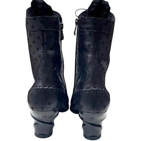 Simen 8550A Damen-Stiefelette in Schwarz mit eleganter Spitze, weiter Passform, Schnürung und Innenreißverschluss, austauschbarer Einlegesohle und außergewöhnlichem ca. 3–3,5 cm Absatz –... Simen 8550A Damen-Stiefelette in Schwarz mit eleganter Spitze, weiter Passform, Schnürung und Innenreißverschluss, austauschbarer Einlegesohle und außergewöhnlichem ca. 3–3,5 cm Absatz –...