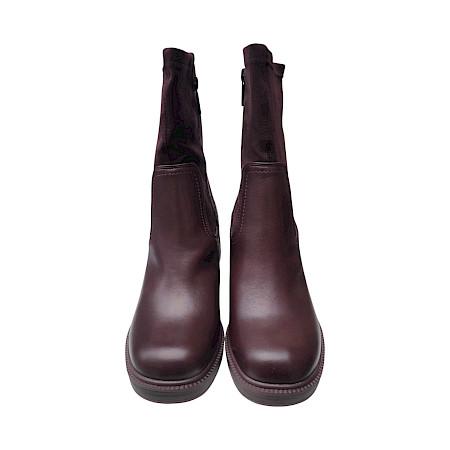 2GO 8237501 Damen-Stiefelette in Bordeaux mit hohem Blockabsatz, Plateau, weichem samtigem Schaft und elegantem Ton-in-Ton-Design – modische Damen-Stiefelette bei kassedy.de. 2GO 8237501 Damen-Stiefelette in Bordeaux mit hohem Blockabsatz, Plateau, weichem samtigem Schaft und elegantem Ton-in-Ton-Design – modische Damen-Stiefelette bei kassedy.de.