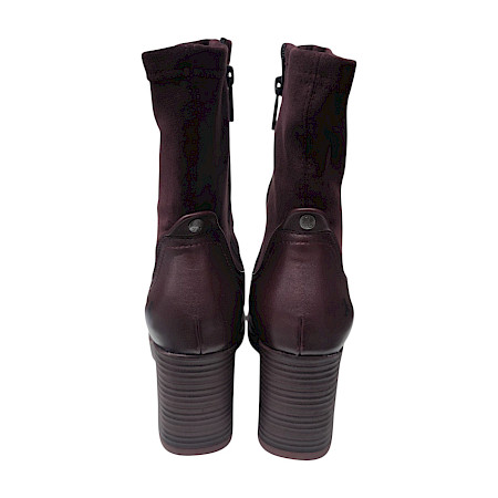 2GO 8237501 Damen-Stiefelette in Bordeaux mit hohem Blockabsatz, Plateau, weichem samtigem Schaft und elegantem Ton-in-Ton-Design – modische Damen-Stiefelette bei kassedy.de. 2GO 8237501 Damen-Stiefelette in Bordeaux mit hohem Blockabsatz, Plateau, weichem samtigem Schaft und elegantem Ton-in-Ton-Design – modische Damen-Stiefelette bei kassedy.de.