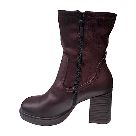2GO 8237501 Damen-Stiefelette in Bordeaux mit hohem Blockabsatz, Plateau, weichem samtigem Schaft und elegantem Ton-in-Ton-Design – modische Damen-Stiefelette bei kassedy.de. 2GO 8237501 Damen-Stiefelette in Bordeaux mit hohem Blockabsatz, Plateau, weichem samtigem Schaft und elegantem Ton-in-Ton-Design – modische Damen-Stiefelette bei kassedy.de.