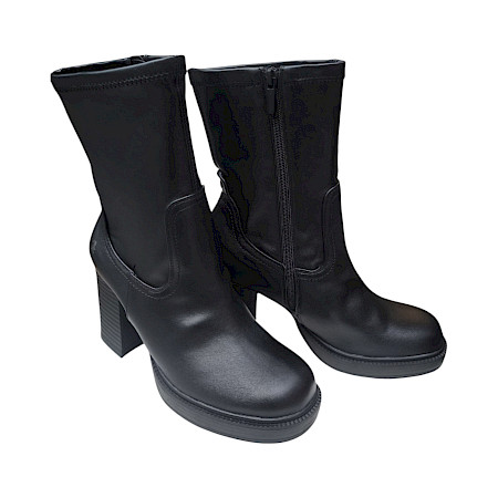 2GO 8237501 Damen-Stiefelette in Schwarz mit markantem Blockabsatz, Plateau, höherem Schaft und seitlichem Reißverschluss – moderne schwarze Damen-Stiefelette bei kassedy.de. 2GO 8237501 Damen-Stiefelette in Schwarz mit markantem Blockabsatz, Plateau, höherem Schaft und seitlichem Reißverschluss – moderne schwarze Damen-Stiefelette bei kassedy.de.