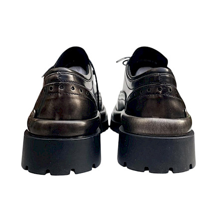 Maciejka 7725-01 Damen Schnürschuh aus dunklem Leder mit Glitzersteinchen, Lochmuster, Schnürung und stabiler schwarzer Profilsohle. Maciejka 7725-01 Damen Schnürschuh aus dunklem Leder mit Glitzersteinchen, Lochmuster, Schnürung und stabiler schwarzer Profilsohle.